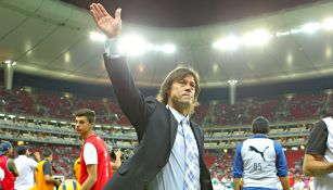 Almeyda saluda a la afición tras un encuentrro con Chivas