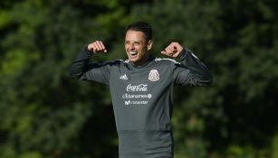 Javier Hernández, muy feliz en una práctica del Tri