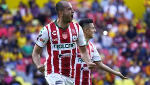 Carlos González festeja gol en su paso por Necaxa  