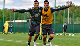 Lozano y Jiménez celebran una acción en el entrenamiento del Tri 