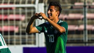 Alvarado celebra un gol con el Tri en Toulon 2018 