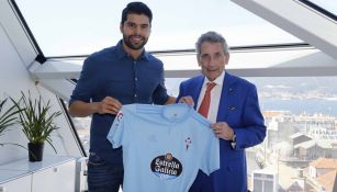 Néstor Araujo posa con la camiseta del Celta de Vigo