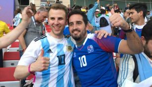 Aficionados de Islandia y Argentina que intercambiaron jerseys