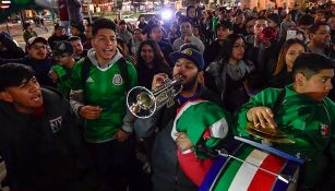 Un grupo de aficionados alientan a la Selección Mexicana