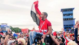 Aficionado es cargado para ver el partido de Egipto vs Uruguay