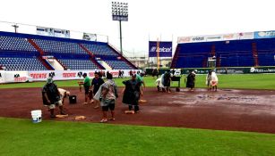 Personal prepara el terreno de juego del Estadio Beto Ávila