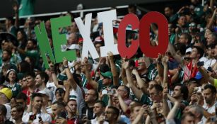 Aficionados muestras el nombre de México en las gradas del Luzhniki