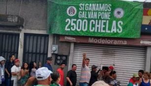 Gente esperando su cerveza gratis por el triunfo de México