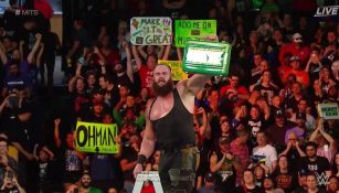 Brawn Strowman posa con el maletín