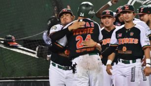 Jugadores de los Leones durante el sexto juego