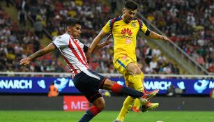 Salcido y Oribe pelean un balón en el Clásico Nacional