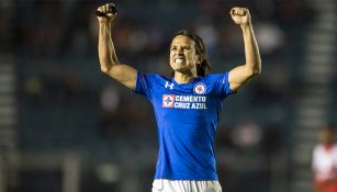 Gerardo Flores festeja un gol con Cruz Azul