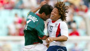 Márquez da un cabezazo a Cobi Jones en el Mundial de 2002