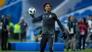 Memo Ochoa, en un práctica del Tri en Rusia