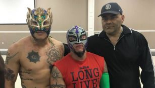 Rey Fénix, Rey Mysterio y Konnan durante un evento de lucha libre 