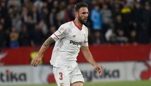 Miguel Layún disputa un encuentro con el Sevilla