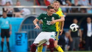 Héctor Herrera en la disputa por el balón contra Suecia 