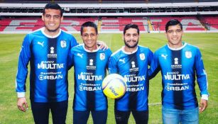 Acosta, Uscanga, Villalva y Cárdenas se toman foto con la playera de Gallos en el Estadio Corregidora 