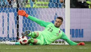 Danijel Subasic detiene un penalti en el duelo contra Dinamarca