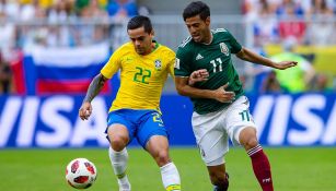 Carlos Vela en acción durante un partido contra Brasil