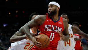 DeMarcus Cousins (centro) protege el balón 