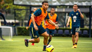 Roger Martínez conduce el balón en la práctica con América