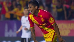 Ruidíaz celebra un gol con Morelia