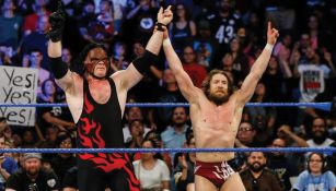 Kane y Daniel Bryan festejan en el ring