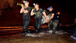 Equipos de rescate de Tailandia tratan de penetrar la cueva bloqueada por inundaciones