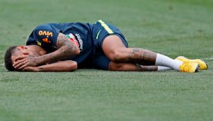 Neymar se lamenta en el suelo durante un entrenamiento