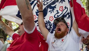 Aficionados ingleses celebran la victoria de su equipo