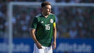 Héctor Herrera disputa un juego con la Selección Mexicana