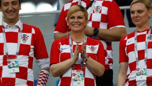 Kolinda Grabar sonríe en la tribuna durante un juego contra Croacia