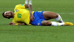 Neymar se lamenta en un partido de Brasil