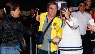 Miguel Herrera se toma fotos con fans