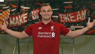 Xherdan Shaqiri posa con los colores del Liverpool