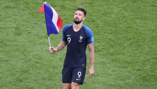 Olivier Giroud, con la bandera de Francia tras ganar el Mundial
