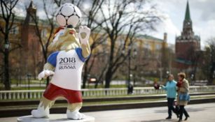 Zabivaka, mascota del Mundial de Rusia 2018 en una plaza pública