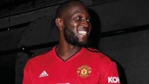 Lukaku sonríe con la nueva playera del Manchester United 