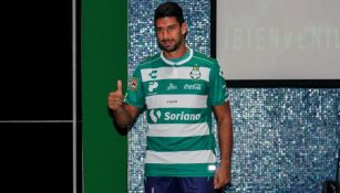 Eduardo Herrera posa con la playera de Santos Laguna