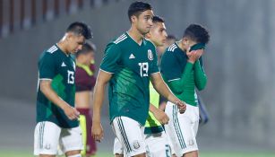 Jugadores mexicanos se lamentan tras la derrota frente a Venezuela