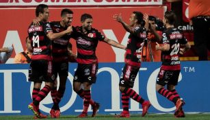 Jugadores de Xolos festejan un gol