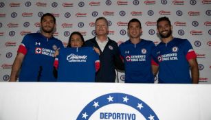 Peláez y jugadores de Cruz Azul posan con nuevo jersey