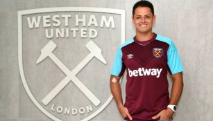 Chicharito posa junto al escudo del West Ham