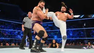 Andrade 'Cien' Almas le da una patada a Rusev