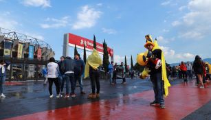 Seguidores del América, fuera del Estadio Azteca