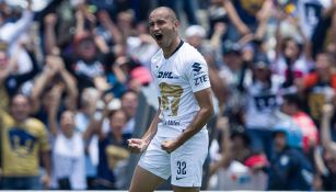 Carlos González festeja un gol con Pumas en Ciudad Universitaria