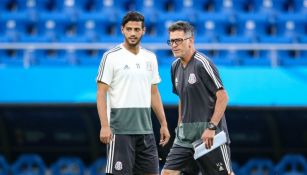 Carlos Vela junto a Osorio en una práctica del Tri