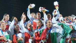 Selección Femenil festejan tras ganar la medalla de Oro en Barranquilla