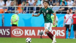 Carlos Salcedo conduce balón contra Brasil 